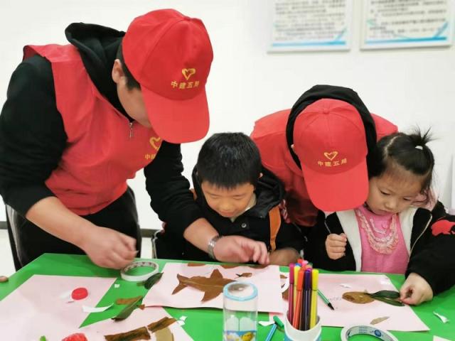 以愛筑夢，守護(hù)童心——中建五局超英志愿服務(wù)隊走進(jìn)社區(qū)關(guān)愛困境留守兒童